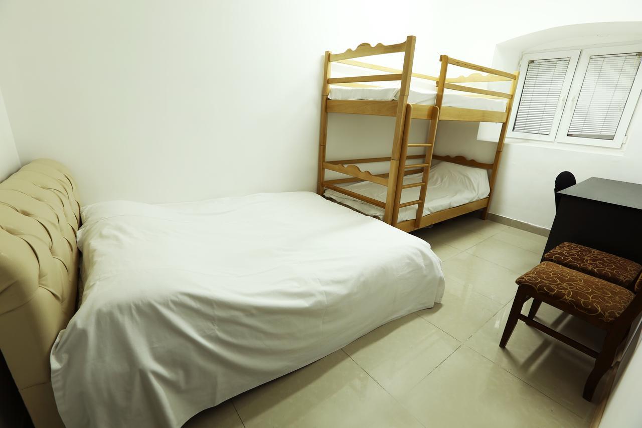 Byron Hostel Jerevan Exteriör bild