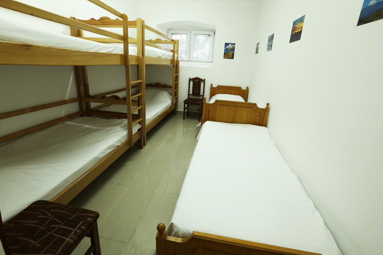 Byron Hostel Jerevan Exteriör bild